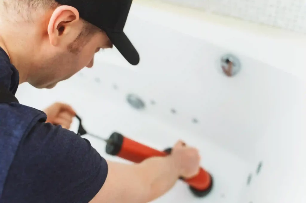 Verstopfte Badewanne mit Profi-Werkzeugen reinigen lassen – Badewannenreinigung Salzgitter
